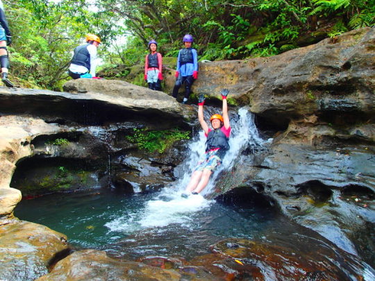 西表島観光でおすすめのアクティビティツアー体験を、西表島ケンガイドで人気のカヌー＆ジャングルトレッキング滝巡りでネイチャー体験を！