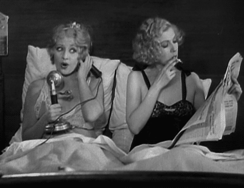 Joan Blondell y Lilyan Tashman en Millie (1931).
