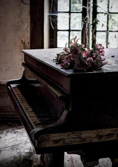 bringbacksundays:Vintage Piano | Beautiful Wreck on We Heart...