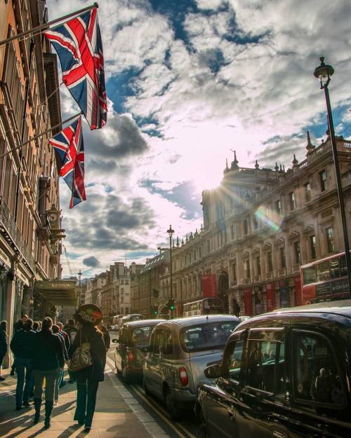 adore-london:Photograph by by_vishala[More London here →]