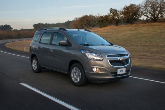 Chevrolet Spin em movimento na estrada óleo do motor