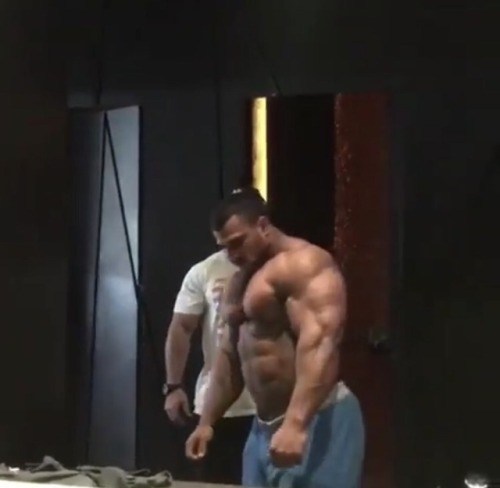 arabmuscles:UNREAL ARAB BEAST. SO HUGE HE LOOKS LIKE A MORPH...