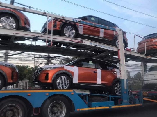 Novo Nissan Kicks reestilizado é flagrado sem camuflagem em cima de cegonheira na Índia