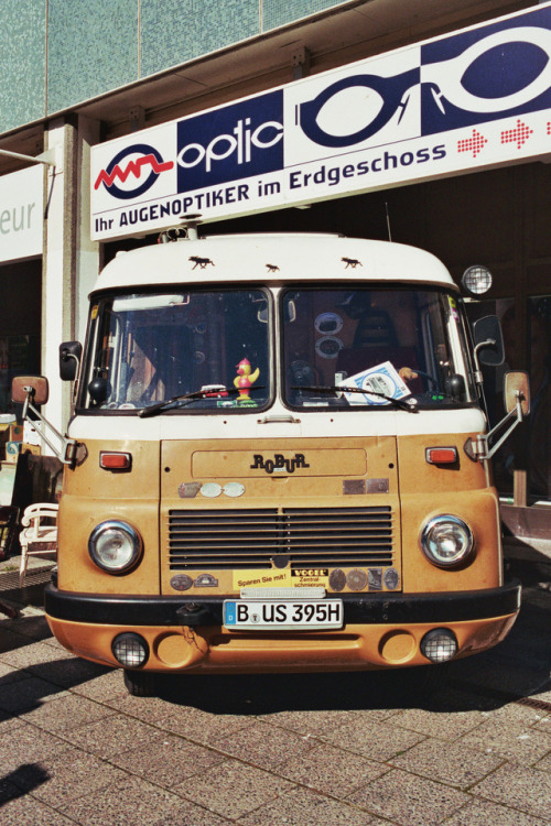 reisen reise van robur car auto travel travelling vintage vw berlin parking front indie grunge analog analogue argentique filmisnotdead buyfilmnotmegapixels 35mm camera keepexploring neverstopexploring photography journey kodak corentin schieb
