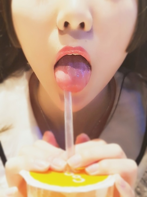 ahegao-lv:mastermumei:大家早上好呀~ 小母狗又来叫大家起床啦~这几张是主人给小母狗照的~...