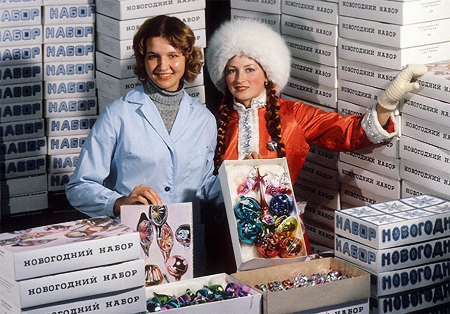 Selling New Year tree decorations in the 1980s