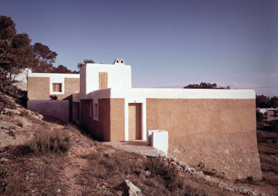 ofhouses:<br />675. Josep Lluís Sert /// Jutta von Seht House /// <br />Urbanización Can Pep Simó, Ibiza, Spain /// <br />1964-65<br />OfHouses guest curated by Apartamento.(Photo:<br /> © Véra Cardot, Pierre Joly. Source: Centre Pompidou, Bibliothèque Kandinsky.)<br /> ofhouses:<br />675. Josep Lluís Sert /// Jutta von Seht House /// <br />Urbanización Can Pep Simó, Ibiza, Spain /// <br />1964-65<br />OfHouses guest curated by Apartamento.(Photo:<br /> © Véra Cardot, Pierre Joly. Source: Centre Pompidou, Bibliothèque Kandinsky.)<br />