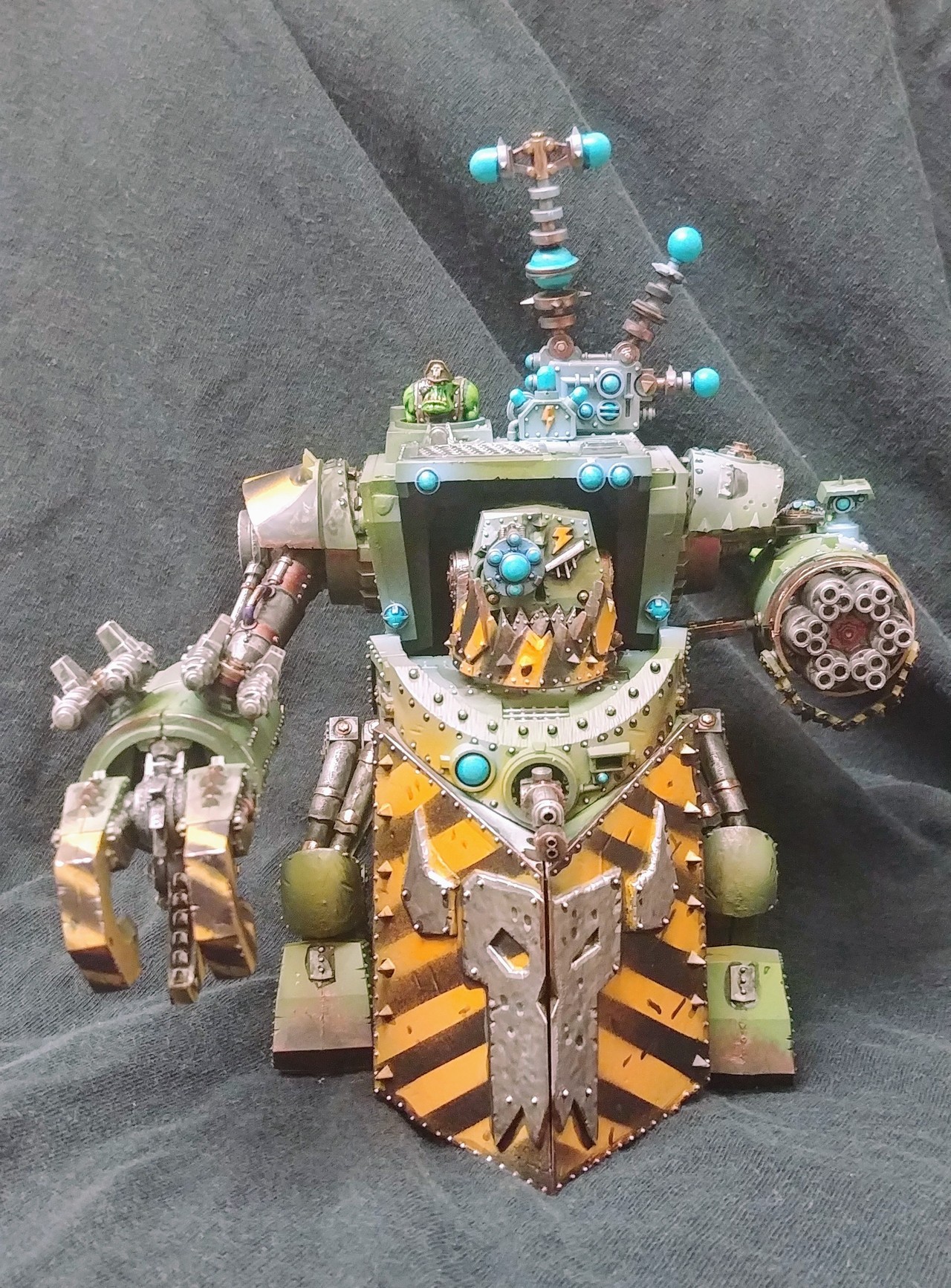 Anyone got pictures of orks in green armor/ green vehicles? : r/orks