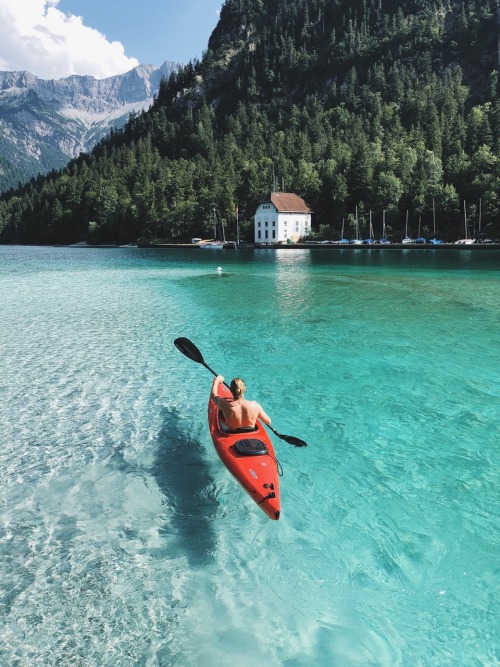 bokehm0n:Crystal clear mountain lakes in AustriaLooks so...