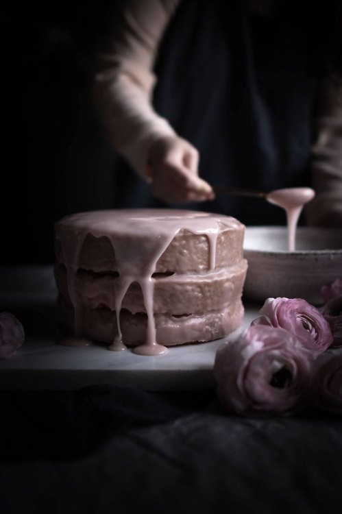 sweetoothgirl:Vanilla Cake with Blood Oranges Icing