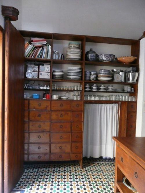 magicalhomestead:The cabinetry in this vintage butler’s pantry...