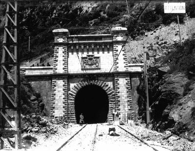 El Túnel.
Tratan ahora de reabrir el tunel de ferrocarril de Canfranc. Habría que hacerlo, aunque solo fuera por su increible valor histórico. Canfranc fue durante la Guerra Civil española y la Segunda Guerra Mundial, una especie de fascinante Tanger...