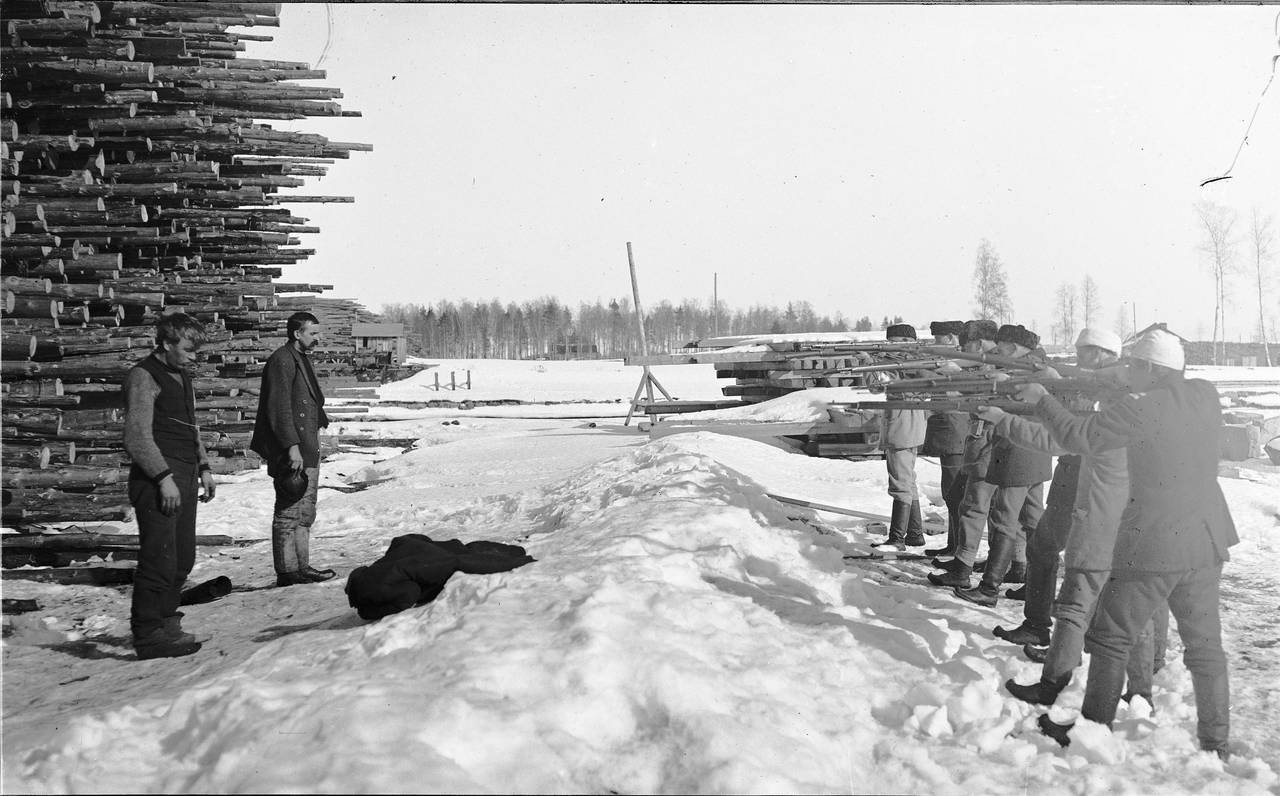 Finnish White Guards execute suspected Communists in winter 1917-18