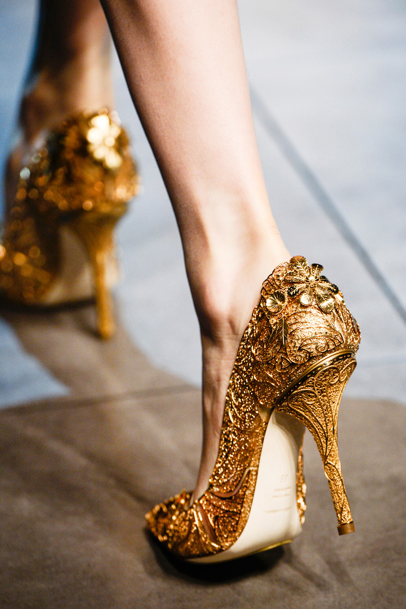 HEEL CHORUS | >> Dolce & Gabbana Elaborately gilded gold pumps,...