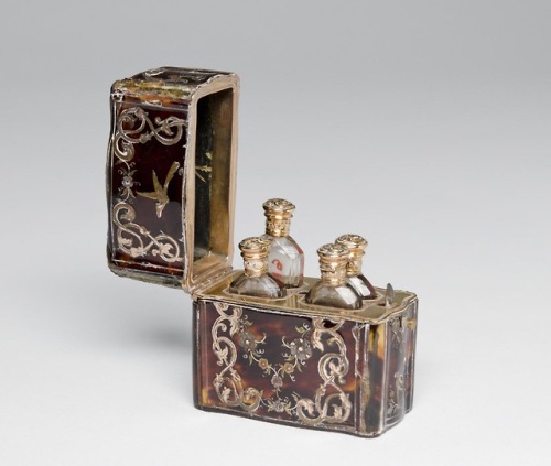 heaveninawildflower:Perfume Bottle Case (Etui). 18th century....