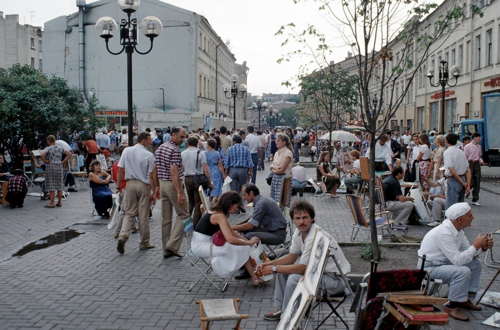 Arbat street in Moscow, 1989. Photo by Vincent Hrabrich.