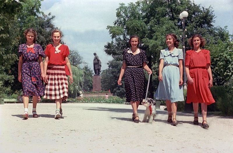 Vintage fashion - early 1950s