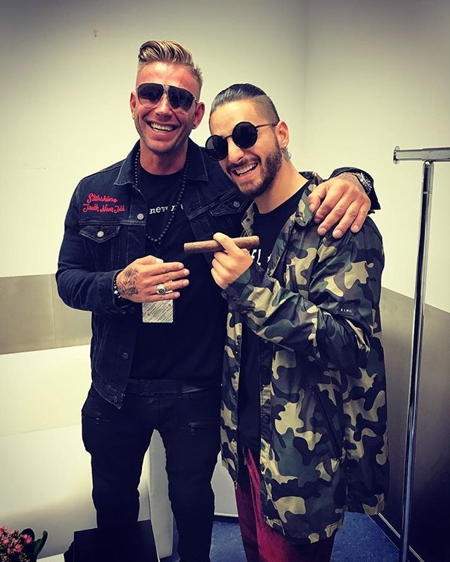 Celebrity Smoking Cigar : Maluma