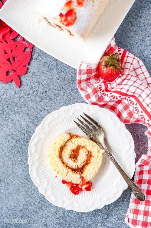 guardians-of-the-food:3 Ingredient Strawberry Cake Roll