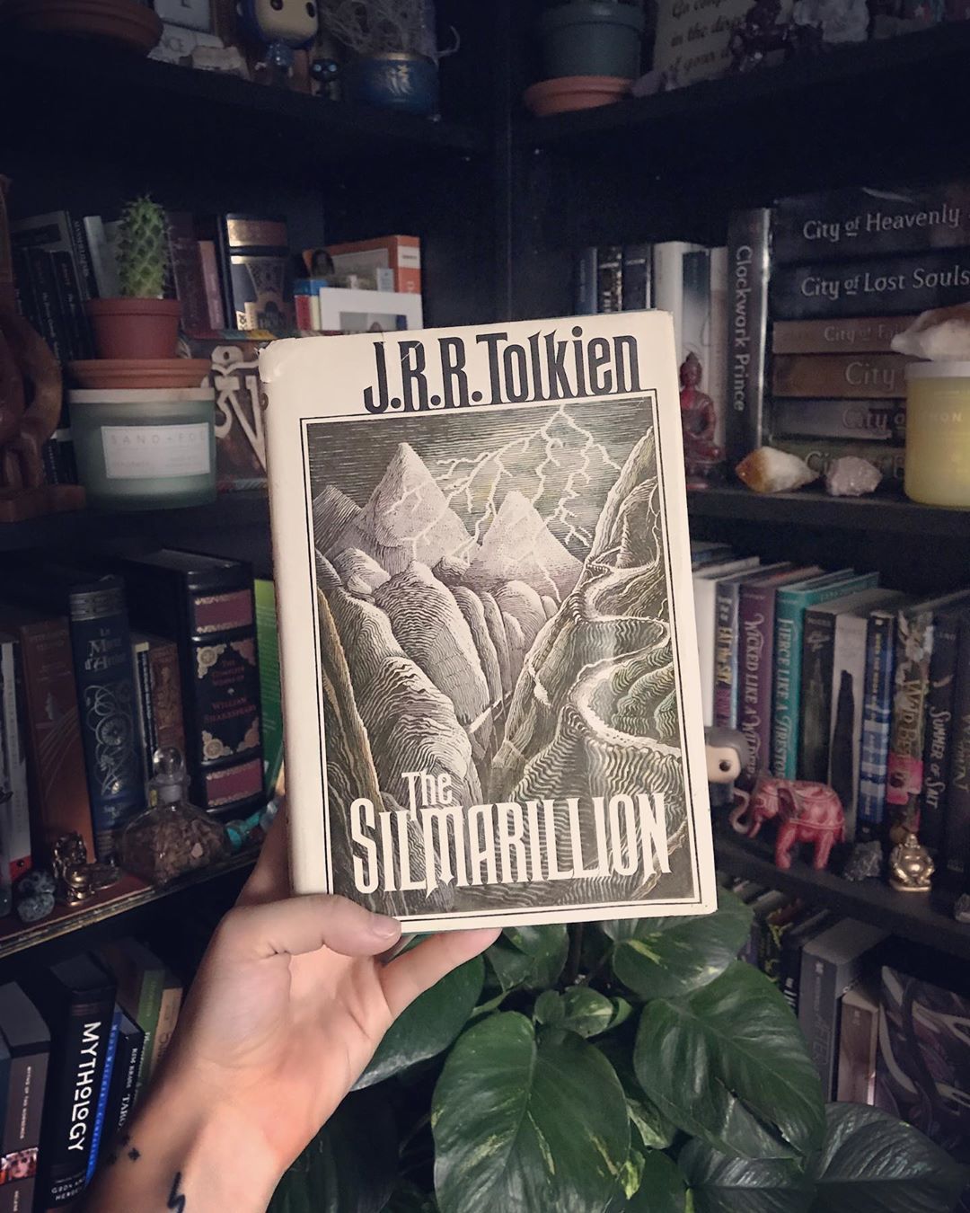 I’ve already started thinking about my Top 10 for the year, and The Silmarillion by JRR Tolkien is definitely in there. I was gifted this absolutely stunning (and first edition!!!) by @haydensister and I honestly cannot stop thinking about this...
