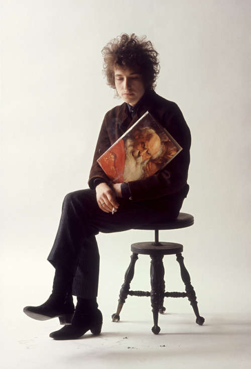 swinginglamour:Bob Dylan photographed by Jerry Schatzberg in...