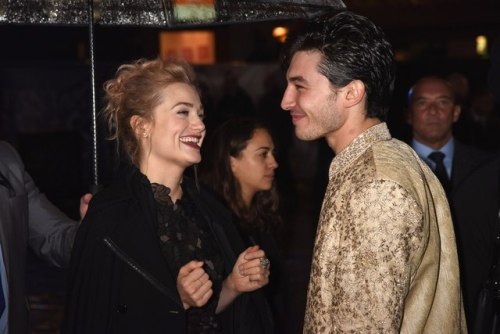 Wie is Ezra Miller dating 2012