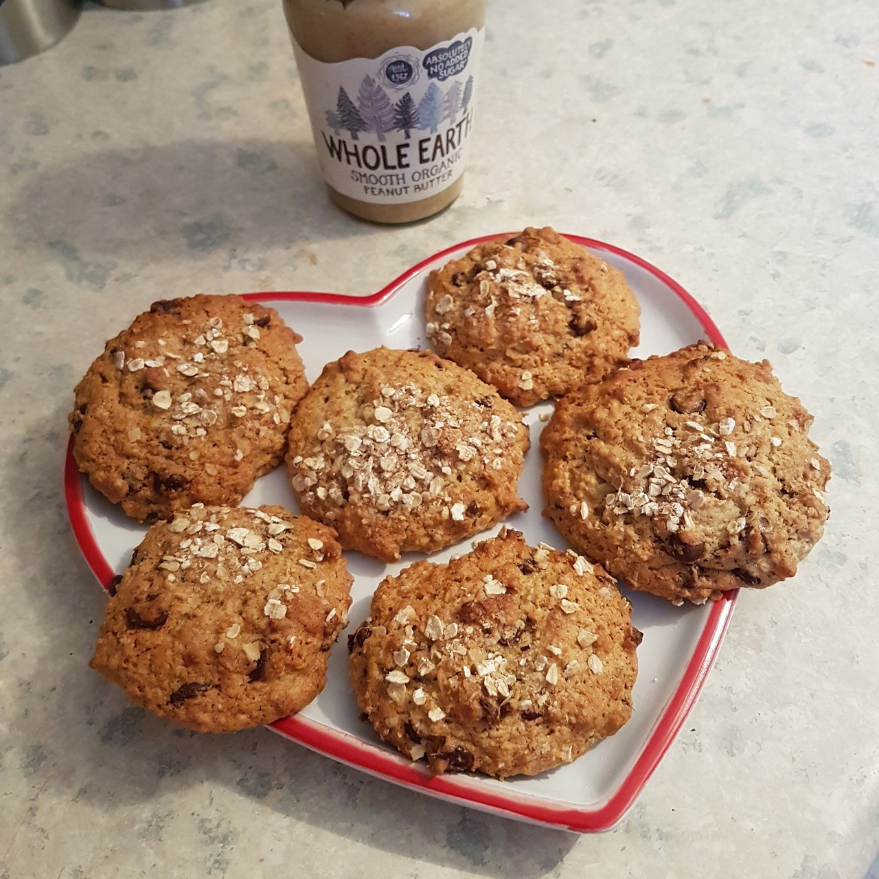 Peanut butter with choc chip oat cookies. Recipe below 👇👇👇 3tbsp of plain flour 4tbsp of golden caster sugar 3tbsp oats 1tbsp peanut butter 1tsp margarine 1tbsp dark choc chips 3tbsp semi skimmed milk 1/4tsp bicarbonate of soda Cook at 190°/gas mark...