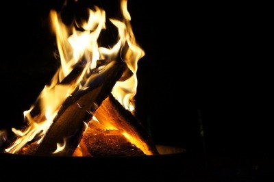 Fuego.
En estos días de invierno, me gusta mantener encendida la chimenea en casa. Me es grato ver la llama y sentir el calor de la leña. No no me molesta interrumpir de vez en cuando mi lectura para ocuparme de añadir algún tronco de fresno viejo y...