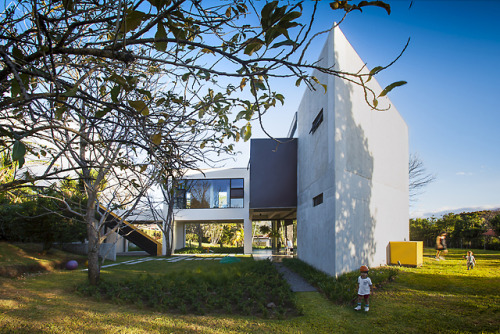 MENARI Residence / Ecostudio Architectsph: Anny Leiva