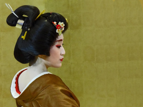 Lady Kaga (Konoha) (by Rekishi no Tabi)
“ Kanazawa in Ishikawa Prefecture, which used to be the castle town of the Maeda clan’s fief of Kaga, is having a tourism promotion called “Lady Kaga”, featuring the geisha of the area.
Pictured here is the...