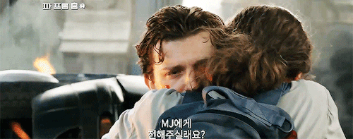 46+ Mj And Peter Kiss Far From Home Images