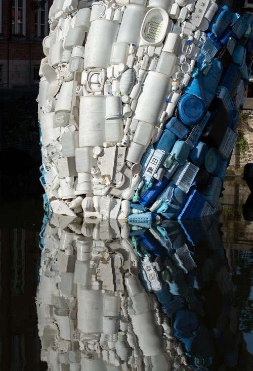 bobbycaputo:A 38-Foot-Tall Whale Made From 10,000 Pounds of...