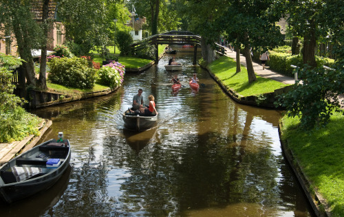 sixpenceee:The Dutch village of Giethoorn has no roads. Its...