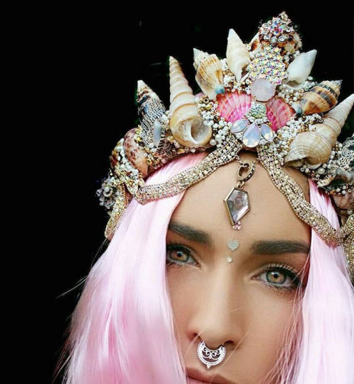 a-night-in-wonderland:Mermaid Sea Shell Crown by Chelsea...