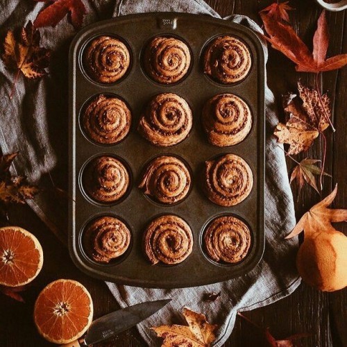 cinnamon rolls autumnfall food photography via oldfarmhouse