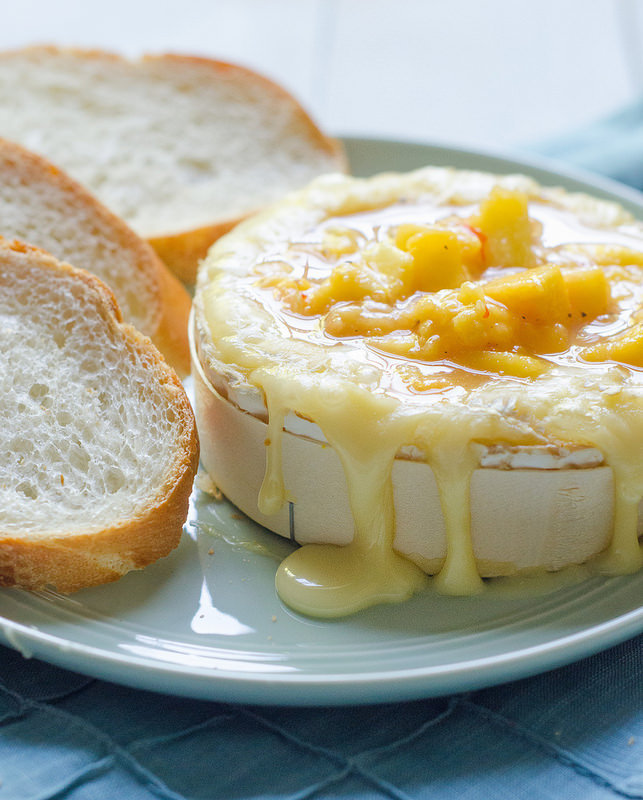 Печеный сыр. Сыр Бри. Запеченный сыр Бри. Блюда с сыром Бри. Завтрак с сыром Бри.