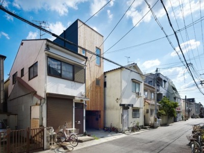 goodwoodwould:Good wood - bought a bit of land but it’s too narrow to build a house on? Well you need to call these guys… Japanese studio FujiwaraMuro Architects has completed an exceptionally narrow (2.5m wide only!!!) timber house in Kobe, featuring an atrium that allows daylight to reach each of its levels. 