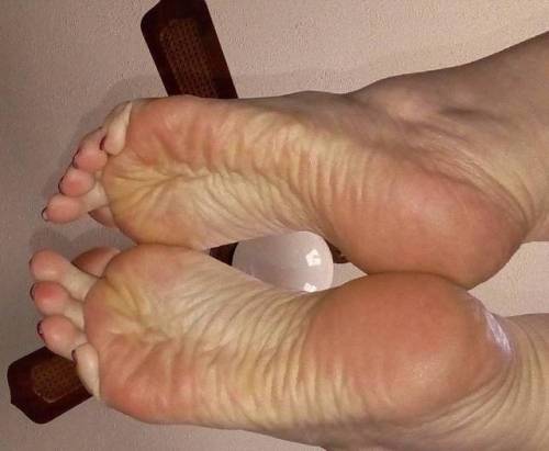 wikifootjob:Sexitoes1: Rae Footjob. Wrinkled Soles.