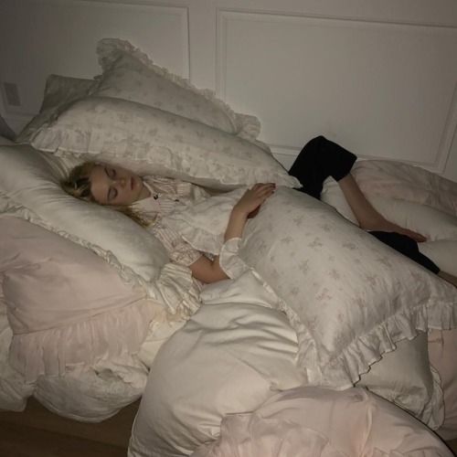 ellefanningplace:ellefanning: Night.