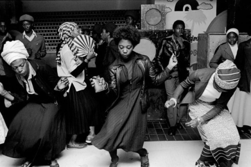 onyourtongue:Girls dancing in Wolverhampton club, England -...