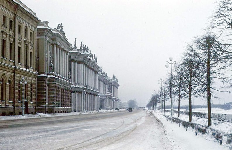 Dvortsovaya Enbankment in Leningrad, photo by Edward Clark (1955)