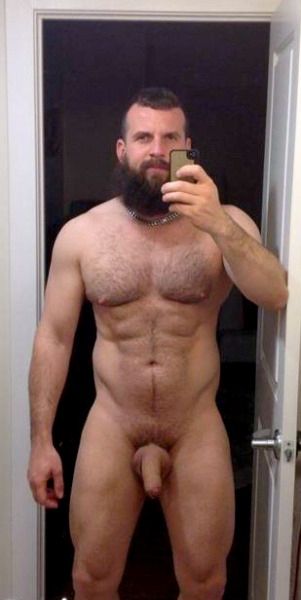 Big beard, big dick… great selfie!