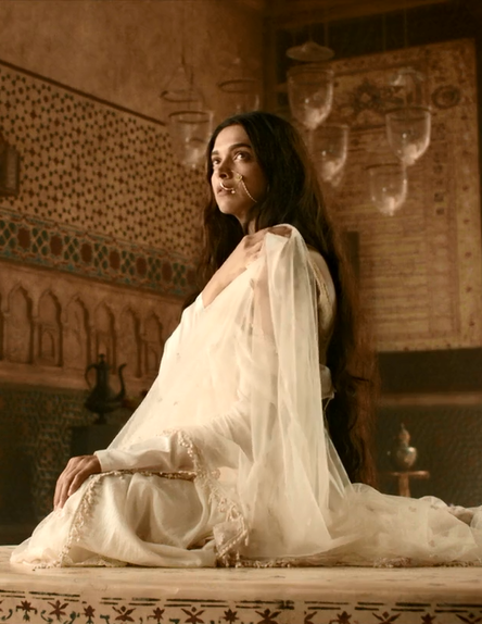 kajra-re:Deepika Padukone, Bajirao Mastani, 2015.