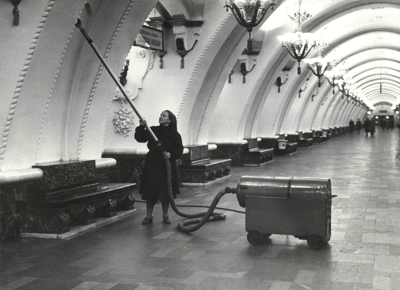 Vacuum cleaning Arbatskaya metro station in Moscow (1955)