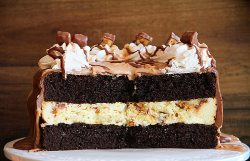 nom-food:Snickers cheesecake cake