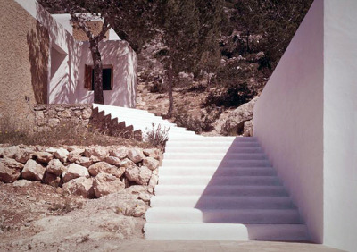 ofhouses:<br />675. Josep Lluís Sert /// Jutta von Seht House /// <br />Urbanización Can Pep Simó, Ibiza, Spain /// <br />1964-65<br />OfHouses guest curated by Apartamento.(Photo:<br /> © Véra Cardot, Pierre Joly. Source: Centre Pompidou, Bibliothèque Kandinsky.)<br /> ofhouses:<br />675. Josep Lluís Sert /// Jutta von Seht House /// <br />Urbanización Can Pep Simó, Ibiza, Spain /// <br />1964-65<br />OfHouses guest curated by Apartamento.(Photo:<br /> © Véra Cardot, Pierre Joly. Source: Centre Pompidou, Bibliothèque Kandinsky.)<br />