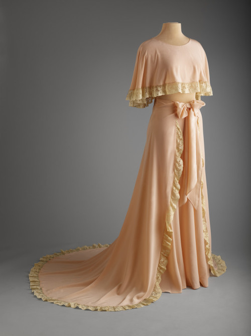 fashionsfromhistory:Dressing Gown1932-1935United...