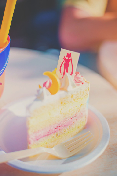 ashsnapem:Sailor Moon dessert items from Universal Studios...