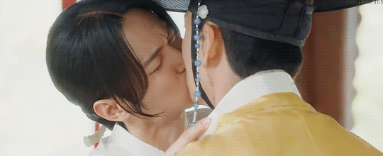 Điên đảo với nụ hôn đam mỹ ở Tiểu Sử Chàng Nokdu: Sáng hôn trai đẹp, tối về thơm con gái nuôi Kim So Hyun? - Ảnh 3.