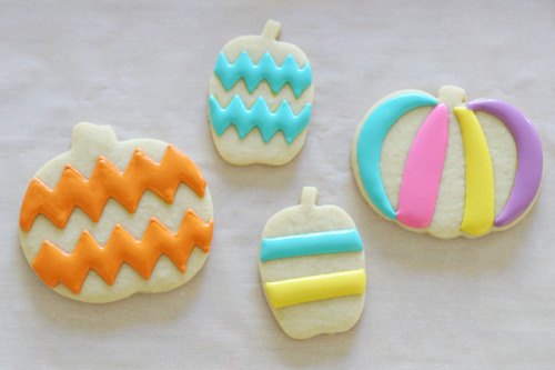 sweetoothgirl:Colorful Painted Pumpkin Cookies